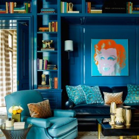 Blå vegger i stuen