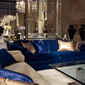 Spejlpanel over en elegant sofa