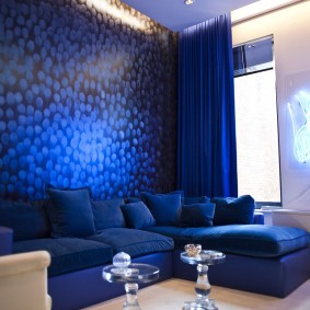 Modrá tapeta v obývacej izbe
