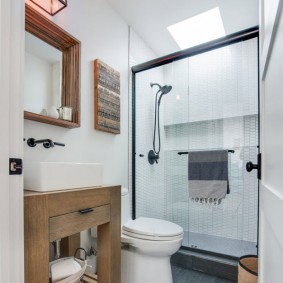 Trämöbler i ett kompakt badrum