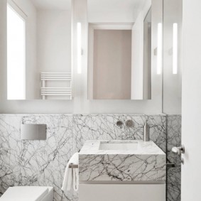 Tapos na ang banyo ng marmol na marmol