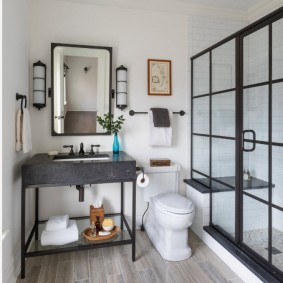 Téglalap alakú tükör egy elegáns mosdó felett