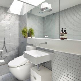 Aigüera quadrada en un bany modern