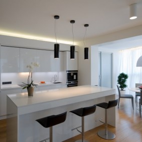 Minimalismo nel design della cucina del soggiorno