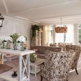 Interiér kuchyne v obývacej izbe v štýle Provence