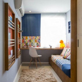 Covor îngust într-un dormitor mic pentru copii