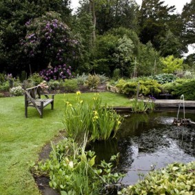 Lagoa artificial em um jardim de estilo paisagístico