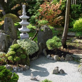 Japāņu stila mazs akmens dārzs