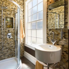 Mosaico de azulejos en el baño con ventana