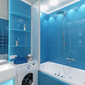Blåa kakel i ett litet badrum