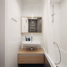 Kompakt tvättställ i ett smalt badrum