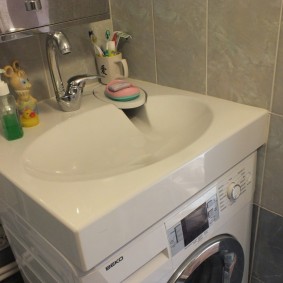 La combinazione di un lavandino con una lavatrice
