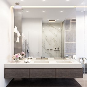 Kylpyhuoneen suunnittelu suurella peilillä