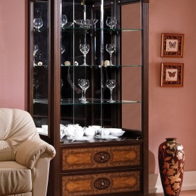 Taças de vinho de vidro nas prateleiras da vitrine da sala de estar