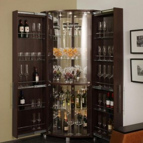 Armário de bar com prateleiras para garrafas de vinho