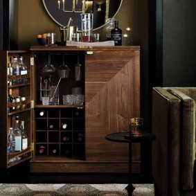 Bot wain dalam sel-sel kabinet bar