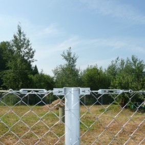 Cáp để sửa lưới trên cột hàng rào