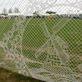 Decorative pattern of soft wire on a mesh netting