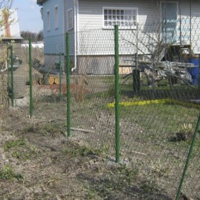 Thin pipe mesh fence