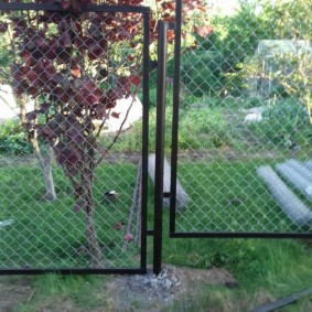 Khung từ góc thép trên hàng rào vườn