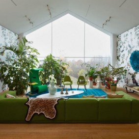 Zems dīvāns tropiskā stila istabā