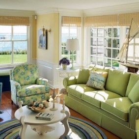 Cameră luminoasă, cu o canapea verde deschis