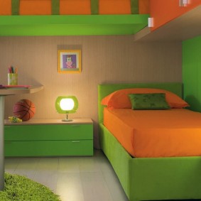 Groen bed in een kleine slaapkamer