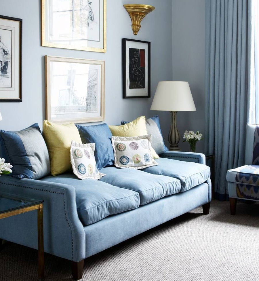 Liten blå sofa i stuen