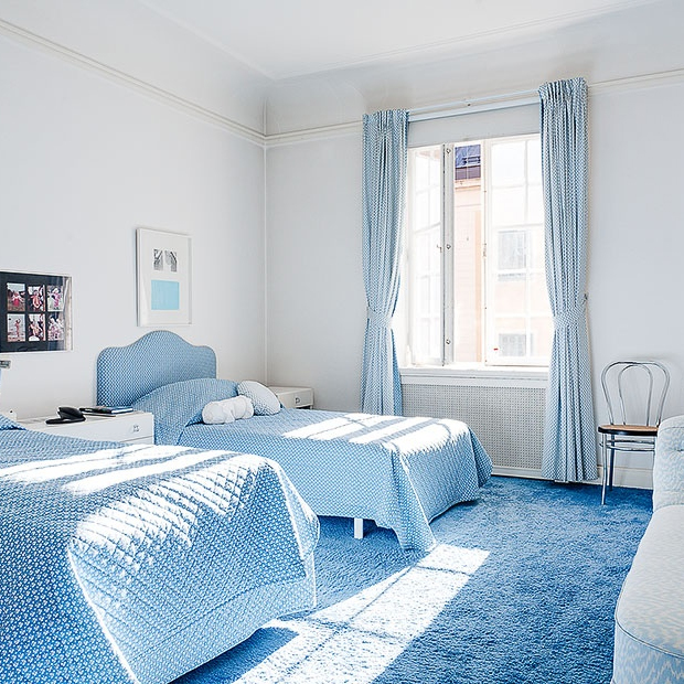 Sàn nhà màu xanh trong phòng ngủ con trai