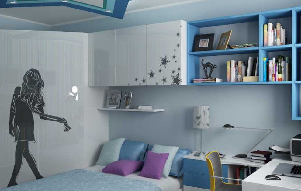 Kệ màu xanh trên tường của một căn phòng cho một thiếu niên sáng tạo