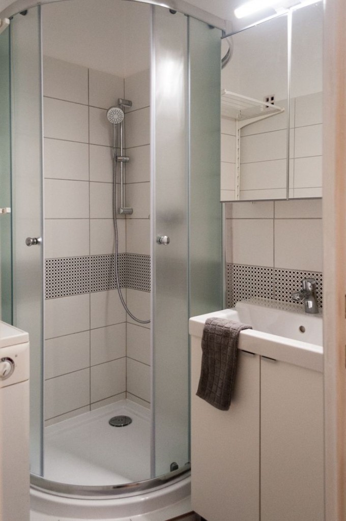 Compacte douche in de badkamer van een studio-appartement