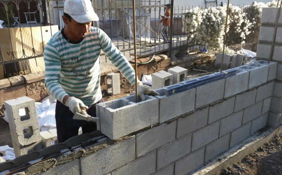 Murverkseksjon av betongblokkgjerde