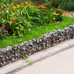 parterres de fleurs en pierres de leurs propres mains