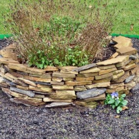 flower beds with stones do-it-yourself photo options