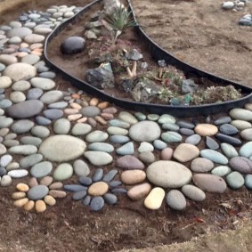 do-it-yourself flower beds made of stones