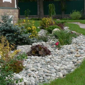 افعلها بنفسك flowerbeds من الحجارة