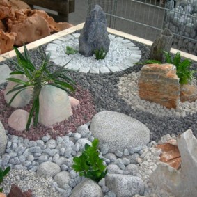 do-it-yourself flower beds made of stones photo design