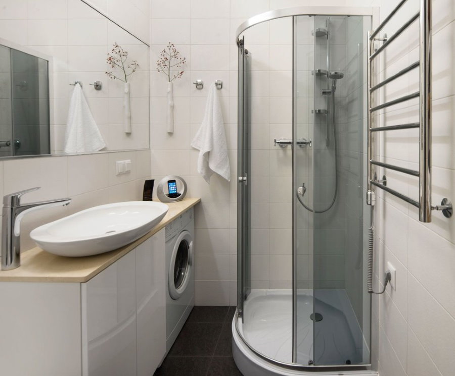 Cabine de duche de canto numa casa de banho de 3 m²