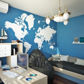 Bản đồ thế giới trên một bức tường màu xanh