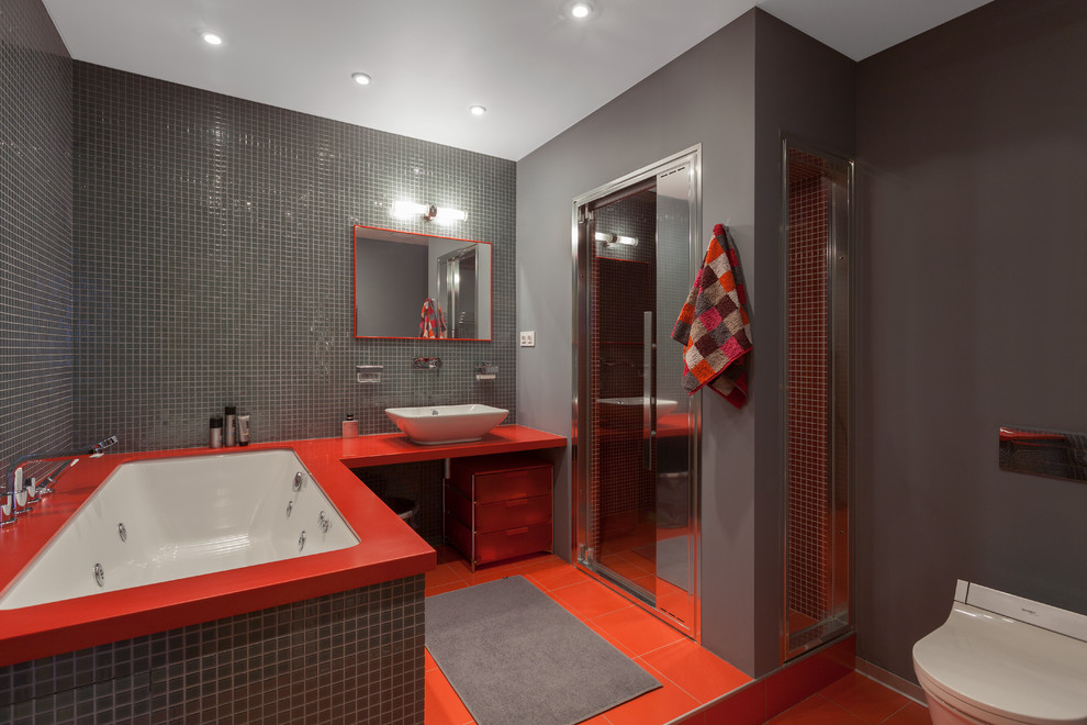 Rödgrått badrum med dusch