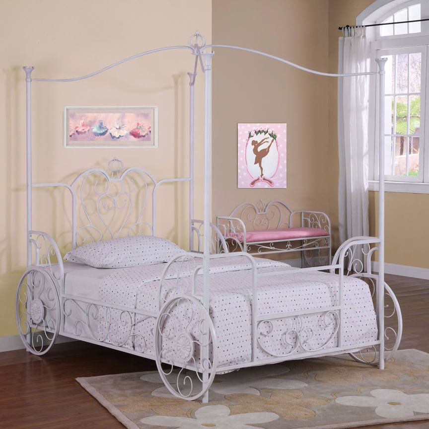 מיטת מתכת על גלגלים בחדר השינה של הילדה