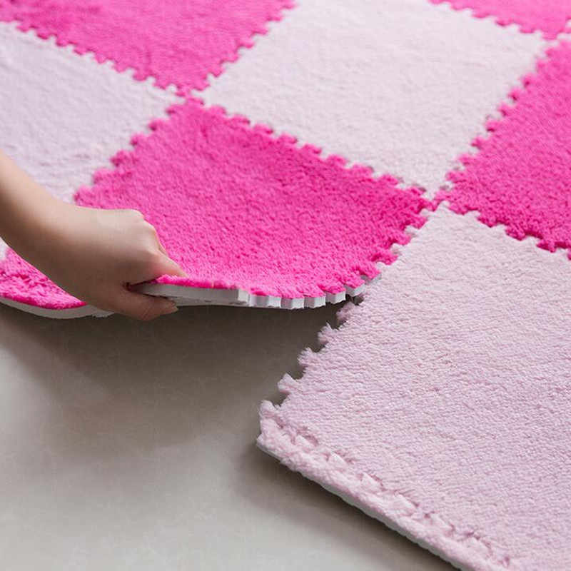 Coloration rose d'une tuile douce d'un tapis pour enfants