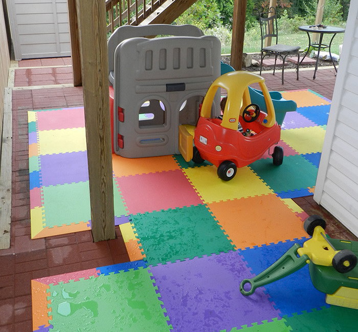 Puzzle de tapis colorés sur le sol en céramique de la terrasse d'une maison privée