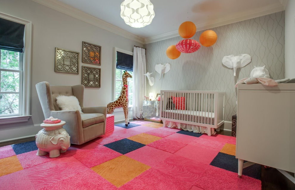 Růžový koberec do dětské ložnice