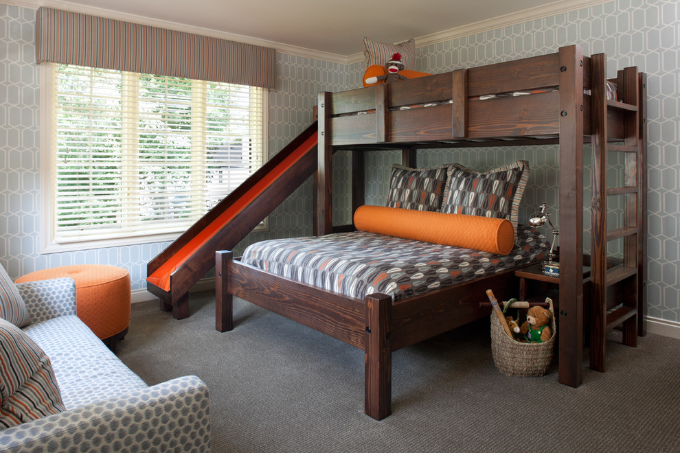 Moquette grise dans la chambre avec un lit en bois.