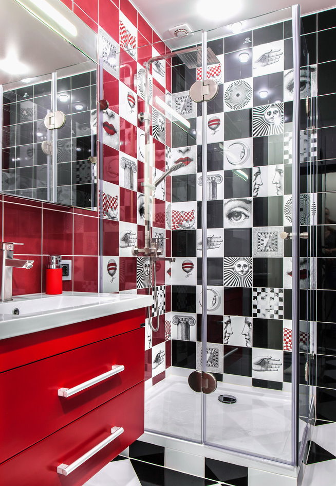 Piros talapzat a mosdó alatt a fürdőszobában, 3 négyzetméter