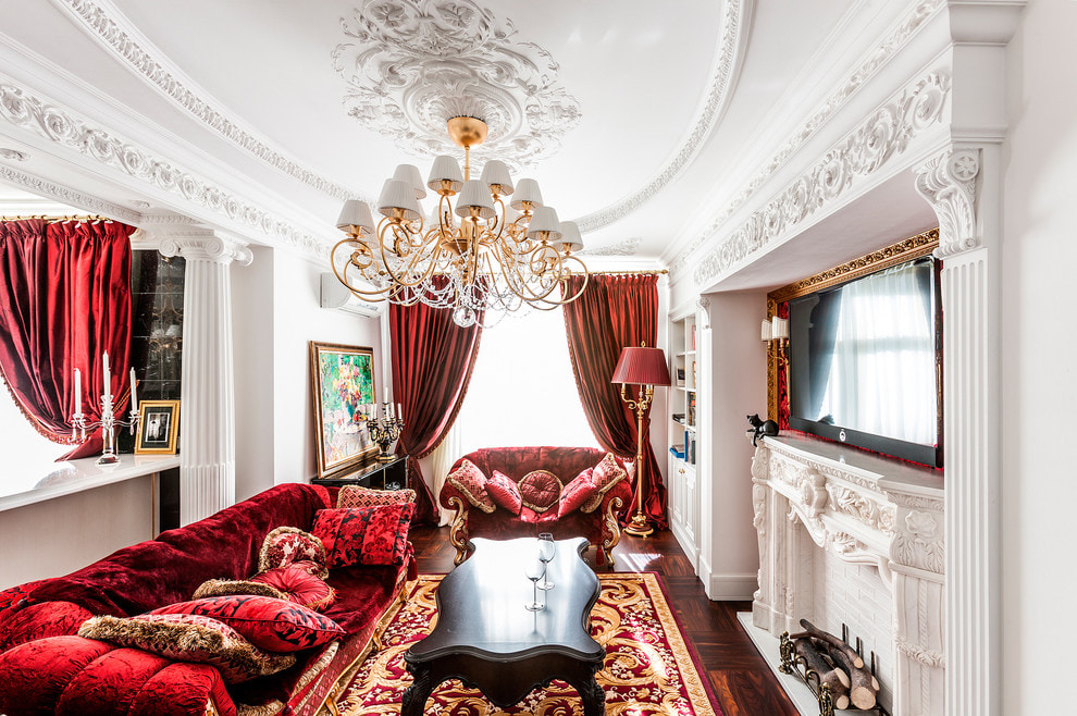Sala clássica com cortinas de veludo