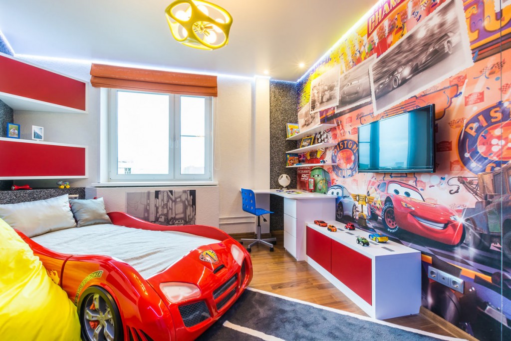 Bed in de stijl van een auto in een studentenkamer