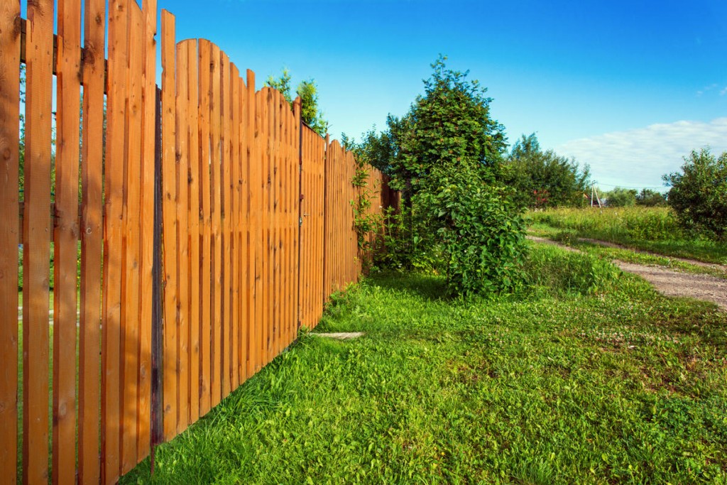 Lacquered wood fence fence