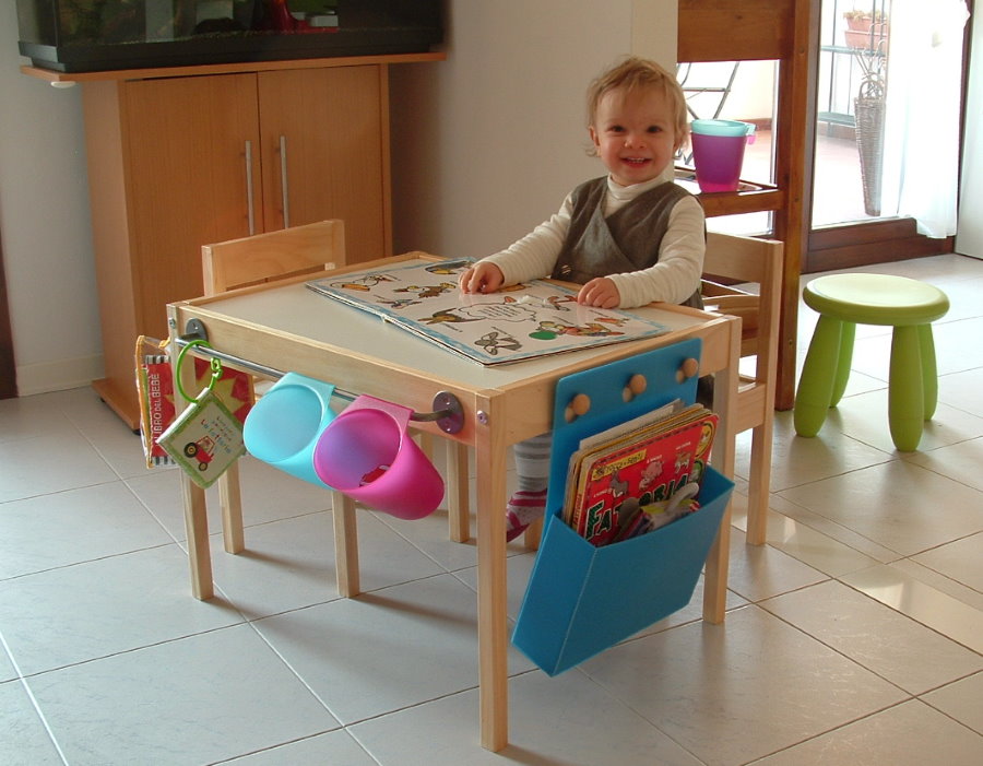 Klein kind aan tafel voor spelletjes voor kinderen.